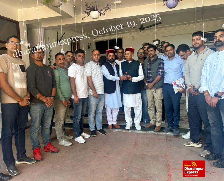 भाजपा मोर्चों के नवनियुक्त पदाधिकारियों ने भाजपा के दिग्गज प्रोफेसर धूमल से आशीर्वाद लिया