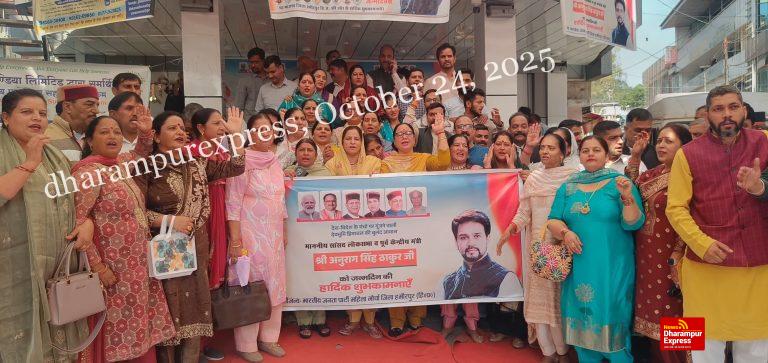 अनुराग ठाकुर के जन्मदिन पर गांधी चौक पर उमड़ी भारी भीड़