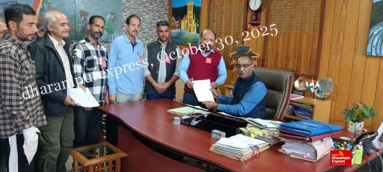 अमेरिकी ट्रंप टैरिफ के खिलाफ सीटू ने लोगों को जागरूक करने के लिए बांटे पर्चे