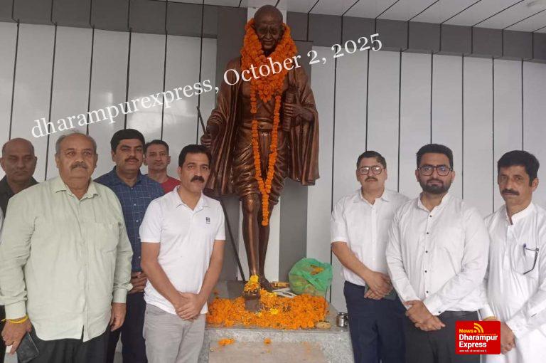 महात्मा गांधी और लाल बहादुर शास्त्री को किया नमन