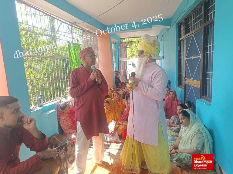 खतरवाड़ में लोक कलाकारों ने बताईं सरकारी योजनाएं