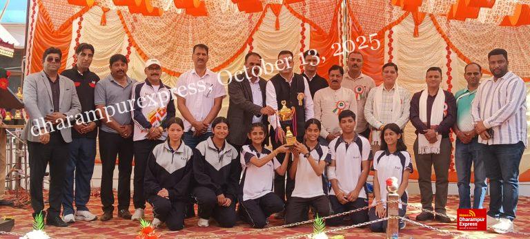 शारीरिक एवं मानसिक विकास और चरित्र निर्माण करती हैं खेलें : नरेश ठाकुर