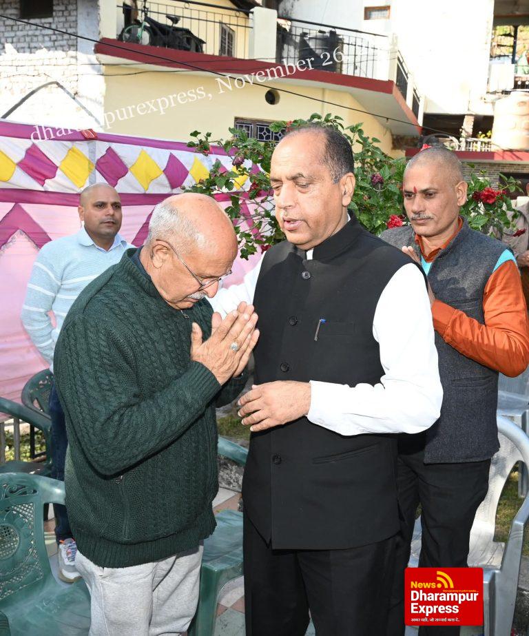 विंग कमांडर अमर बलिदानी नमांश स्याल के घर पहुंचकर जयराम ठाकुर ने व्यक्त की संवेदना 