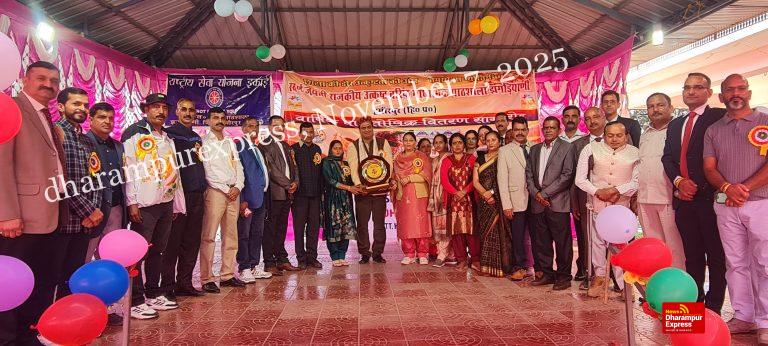 धनेड स्कूल के वार्षिक पारितोषिक वितरण समारोह में बतौर मुख्यातिथि पहुंचे डॉ. पुष्पेंद्र वर्मा