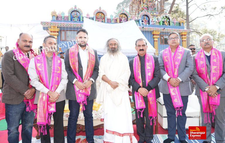 मुख्यमंत्री ने शीतला माता मंदिर में श्री श्री रविशंकर के साथ पूजा-अर्चना की