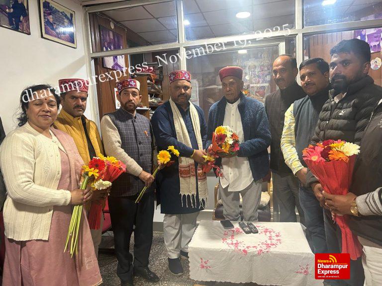 प्रदेश एससी मोर्चा अध्यक्ष मुनीश चौहान ने टीम सहित धूमल से की शिष्टाचार भेंट