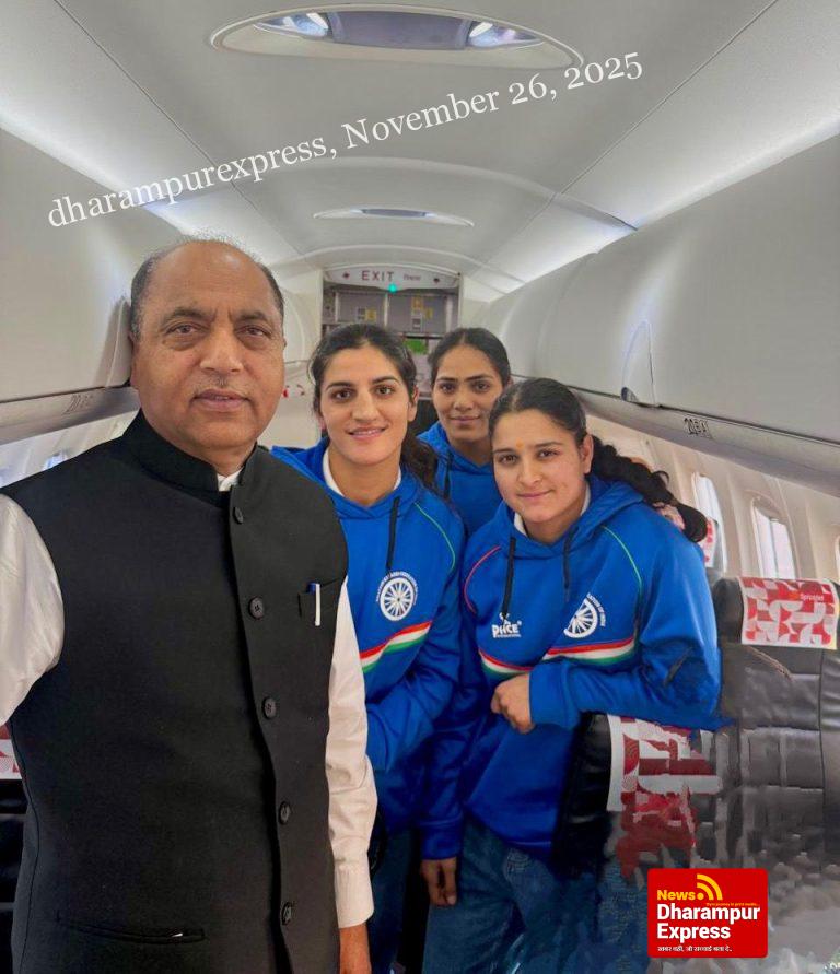 हिमाचल की कबड्डी वर्ल्ड कप विजेता खिलाड़ियों से मिले जयराम ठाकुर, ली सेल्फी