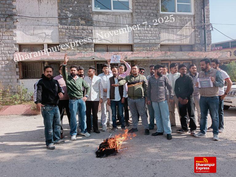 हमीरपुर में गरजे यूथ कांग्रेस कार्यकर्ता, वोट चोर गद्दी छोड़ के लगाएं नारे