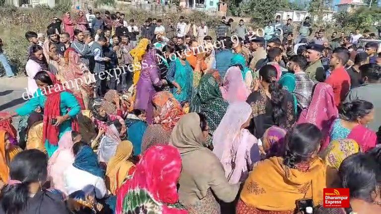 अंतिम संस्कार से पहले न्याय की मांग, रंजना के शव को सड़क पर रखकर ग्रामीणों ने किया चक्का जाम
