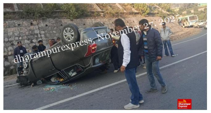 तीखे मोड़ पर पलटी कार, 7 वर्षीय बच्चा और महिला घायल