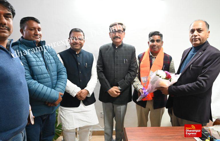 भाजपा में शामिल होने के बाद नेता प्रतिपक्ष से मिले पालमपुर के पूर्व डिप्टी मेयर अनीश नाग