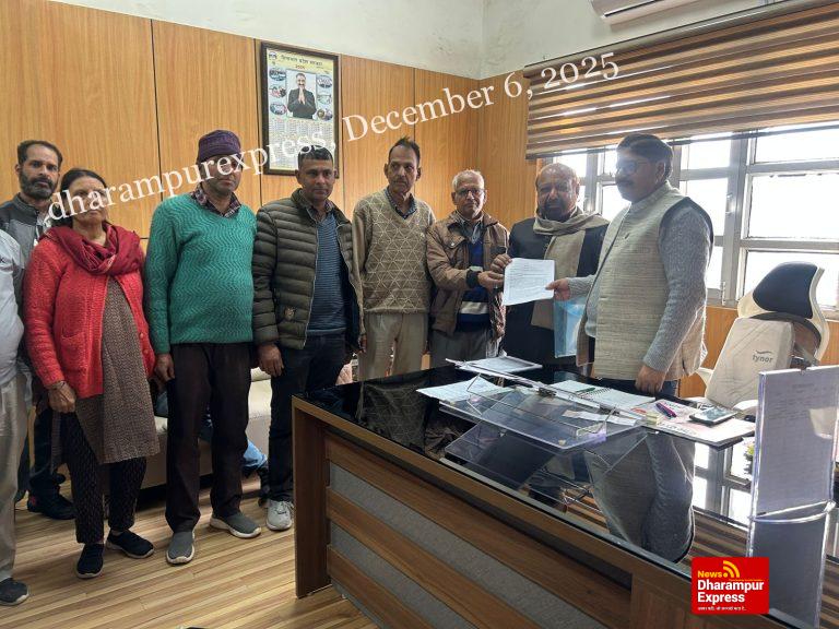 अपनी मांगों को लेकर रेहड़ी फडी वर्कर्स यूनियन का प्रतिनिधिमंडल नगर निगम कमिश्नर से मिला