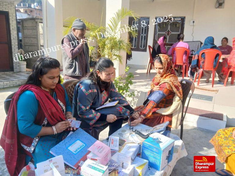सांसद मोबाइल स्वास्थ्य सेवा टीम ने तरोपका मे जाँचा 52 लोगों का स्वास्थ्य