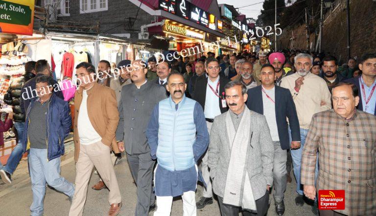 मुख्यमंत्री ने मॉल रोड पर लोगों के साथ बातचीत की