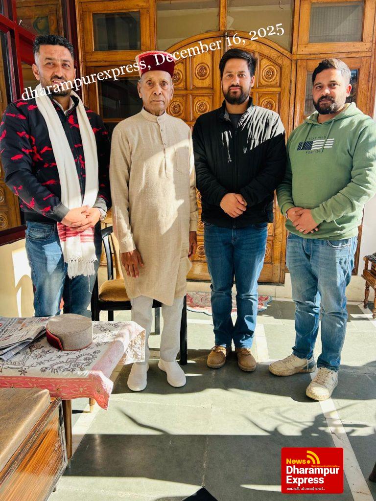 भाजयुमो शिमला के जिलाध्यक्ष ने पदाधिकारियों सहित प्रो. प्रेम कुमार धूमल से की शिष्टाचार भेंट