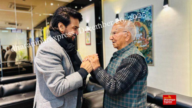 धर्मशाला एयरपोर्ट पर अनुराग सिंह ठाकुर ने शांता कुमार से की स्नेहिल भेंट, लिया आशीर्वाद और मार्गदर्शन
