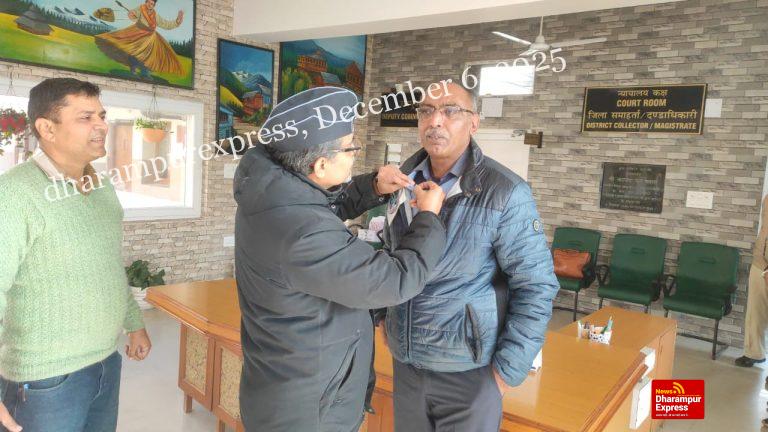 सशस्त्र सेना झंडा दिवस की पूर्व संध्या पर डीसी और अन्य अधिकारियों ने किया अंशदान