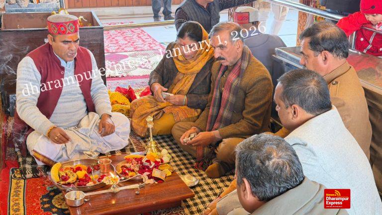 मुख्यमंत्री ने तारा देवी मंदिर में शीश नवाया, प्रदेशवासियों के सुख, शांति और समृद्धि की कामना की