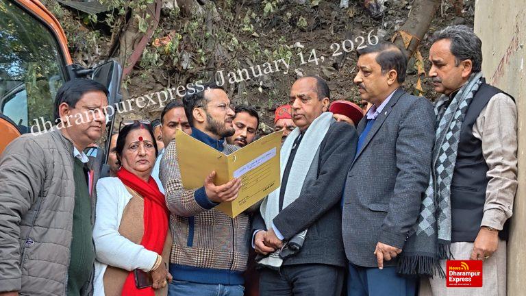 अर्की अग्निकांड स्थल का दौरा कर प्रभावित परिवारों से मिले पूर्व मुख्यमंत्री जयराम ठाकुर 