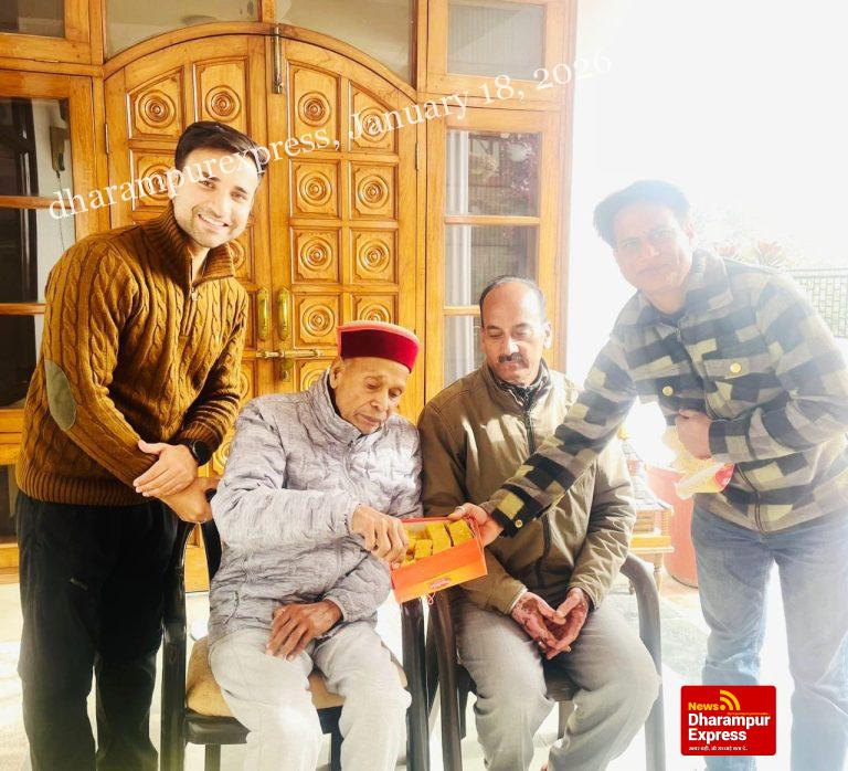 प्रो. प्रेम कुमार धूमल ने कैप्टन बने डॉ. अक्षित राणा को दिया आशीर्वाद, हमीरपुर के लिए गर्व का क्षण