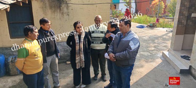 प्रगतिशील किसानों के घर पहुंची डीसी, प्राकृतिक खेती की ली जानकारी