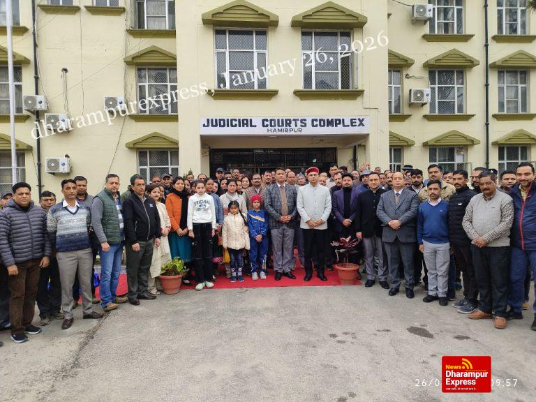 जिला हमीरपुर के तीनों न्यायिक परिसरों में भी फहराया राष्ट्रीय ध्वज