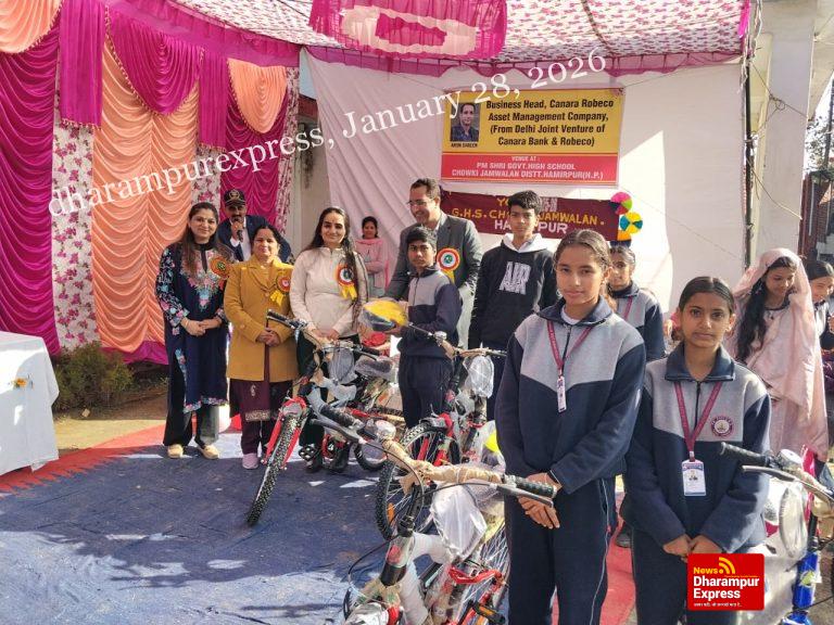 डीसी ने उच्च विद्यालय चौकी जमवालां में 68 विद्यार्थियों को सीएसआर योजना के तहत बांटी साइकलें