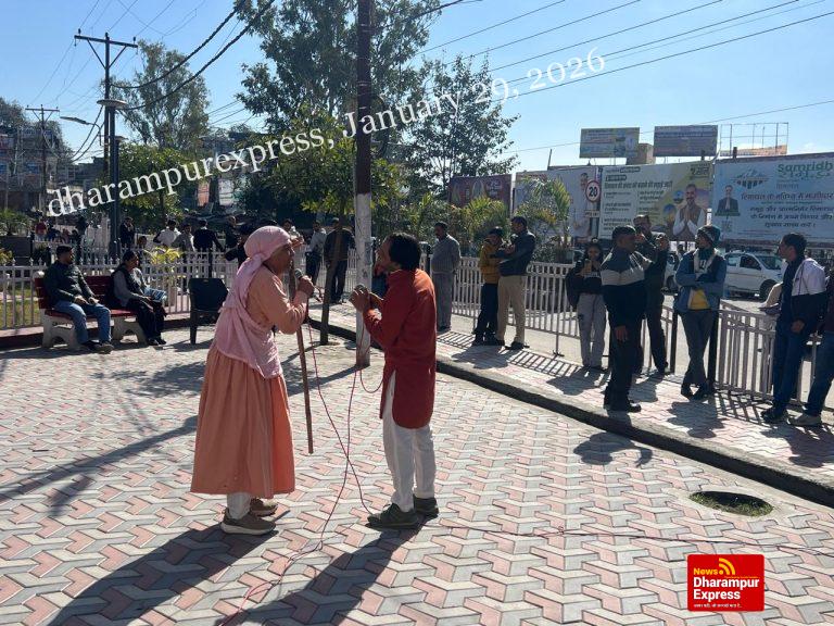 सड़क सुरक्षा के प्रति किया जागरुक, कैशलैस इलाज की सुविधा की भी दी जानकारी