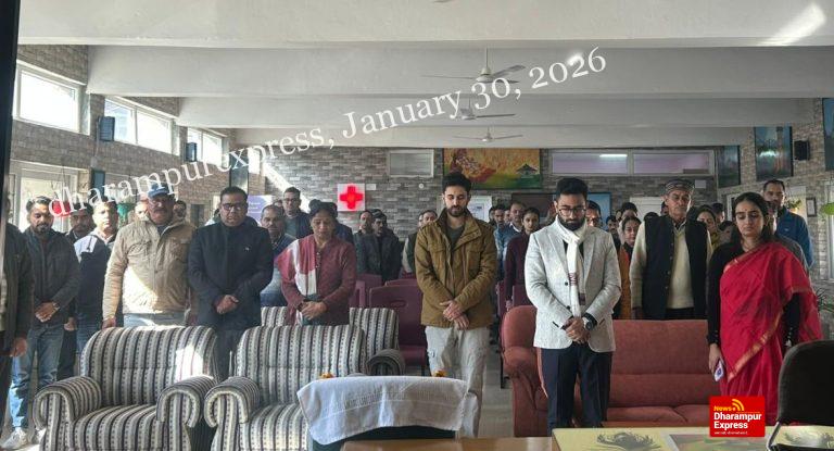 शहीद दिवस पर अधिकारियों-कर्मचारियों ने महात्मा गांधी को दी श्रद्धांजलि