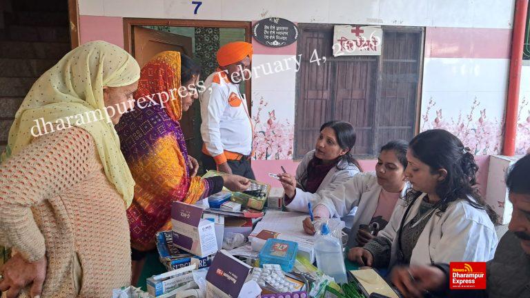 बाबा बाल जी महाराज के सानिध्य में ‘सांसद मोबाइल स्वास्थ्य सेवा’ द्वारा सैकड़ों श्रद्धालुओं की निशुल्क जांच