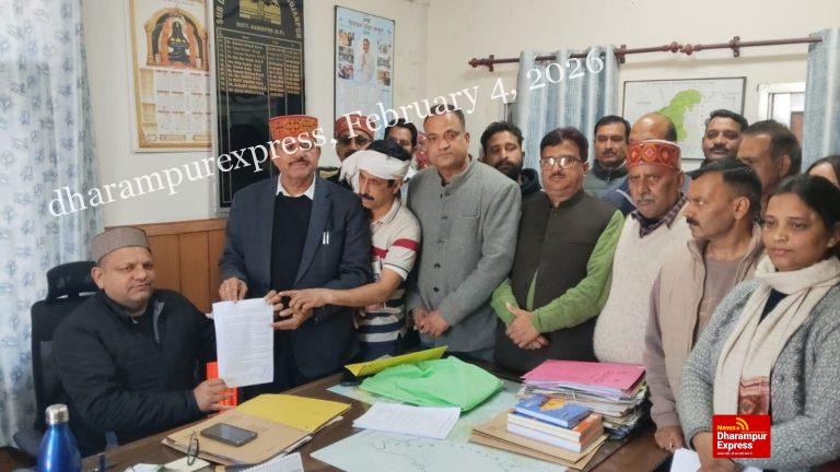 मनरेगा बचाओ अभियान के तहत सड़कों पर उतरी सुजानपुर कांग्रेस 