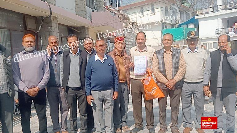 गऊशाला जाहू की भूमि वापिस करने की मांग, डीसी को सौंपा ज्ञापन