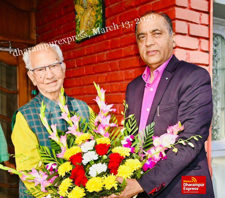 पालमपुर में वरिष्ठ नेता शांता कुमार से मिले पूर्व मुख्यमंत्री एवं नेता प्रतिपक्ष जयराम ठाकुर 