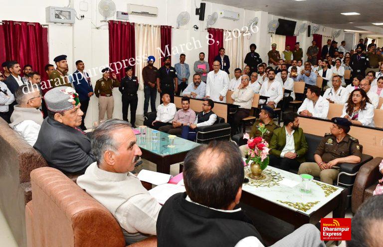 मुख्यमंत्री ने किया नाहन मेडिकल कॉलेज का निरीक्षण, डॉक्टरों से किया संवाद