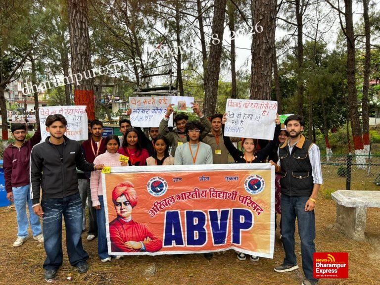 शिलाई  में सैकड़ों वृक्षों की कटाई के विरोध में एबीवीपी का प्रदर्शन