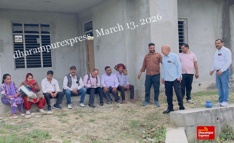 बिजली-पानी के कनेक्शन के लिए विभागीय अधिकारियों ने गांववासियों के साथ की मध्यस्थता बैठक