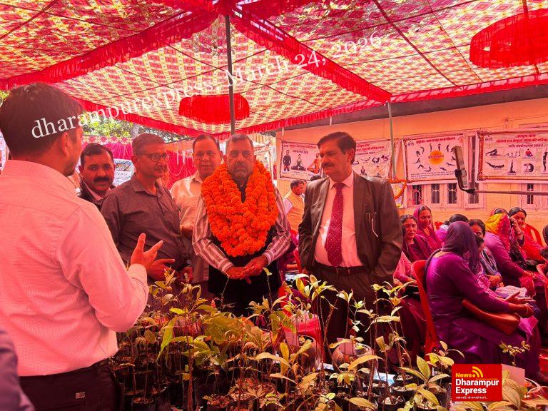 चकमोह में आयोजित किया आयुष ग्राम कार्यक्रम