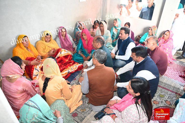 सरकाघाट के गोपालपुर पहुंचे जयराम ठाकुर, घटना स्थल का दौरा कर परिजनों से मिलकर बंधाया ढांढस