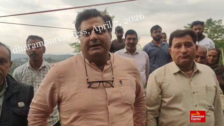 ग्रामीणों की शिकायत पर मौके पर पहुंचे डॉ. पुष्पेंद्र वर्मा, कूड़ा निस्तारण व्यवस्था पर उठाए सवाल