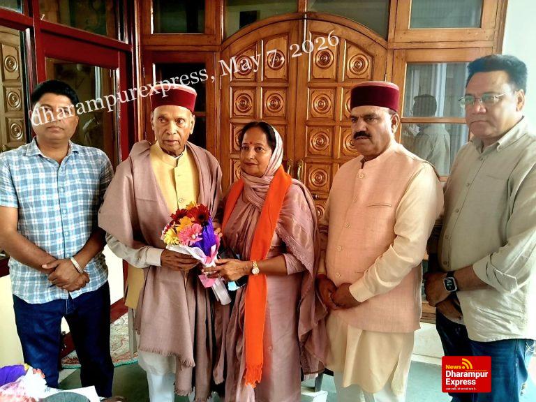 बड़सर विधानसभा क्षेत्र के जिला परिषद प्रत्याशी इंद्रदत्त लखनपाल के नेतृत्व में प्रोफेसर प्रेम कुमार धूमल से मिले