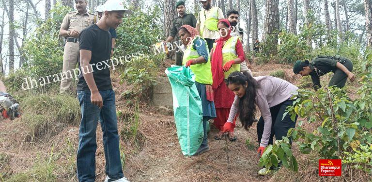अधिकारियों, कर्मचारियों, स्वयंसेवियों और अन्य वॉलंटियर्स ने किया श्रमदान