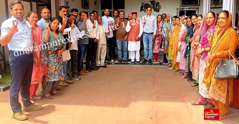 बगवाड़ा, ग्वारडू और कराह पंचायतों के नवनिर्वाचित प्रतिनिधियों ने समीरपुर पहुंचकर प्रो. प्रेम कुमार धूमल का लिया मार्गदर्शन