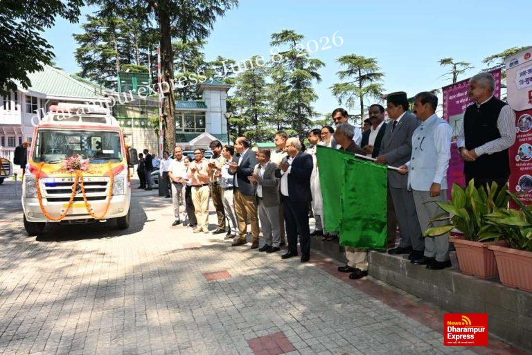 एंबुलेंस को झंडी दिखाकर मुख्यमंत्री ने किया रवाना