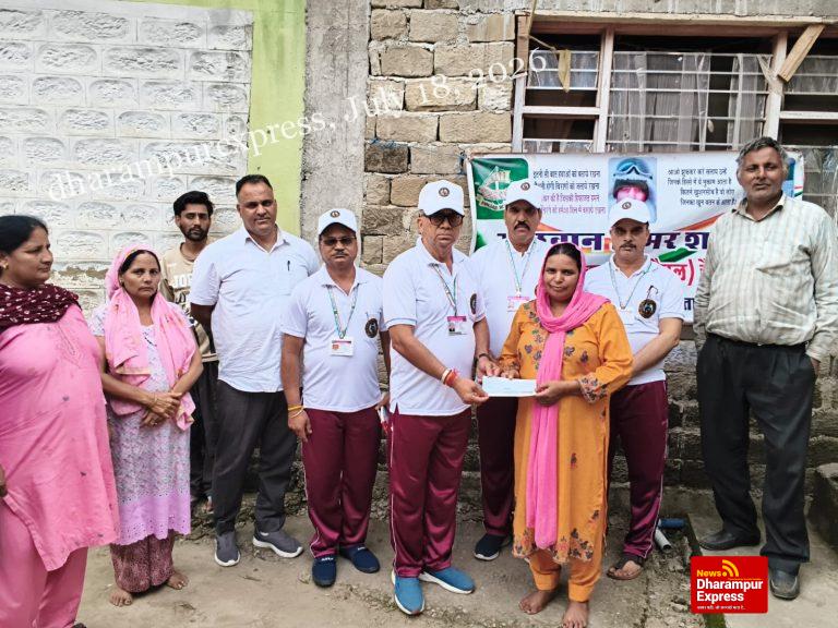 शहीद अंकुश ठाकुर चैरिटेबल ट्रस्ट ने गरीब परिवार को दी 16,000 की राहत, संकट की घड़ी में बना सहारा
